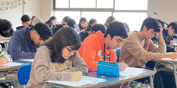 Más de 300 alumnos rindieron ensayo nacional PAES de Universidad Federico Santa María en el Colegio Bajo Molle