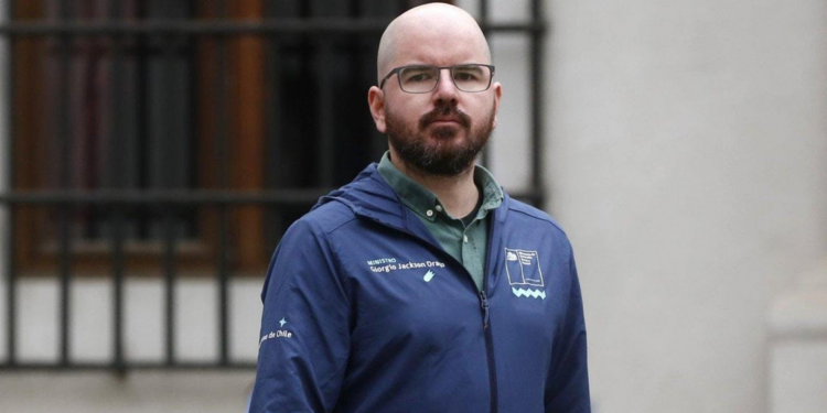 Encuesta Cadem: 56% asocia principalmente la crisis del caso Democracia Viva al ministro Giorgio Jackson, 10 puntos más que en julio