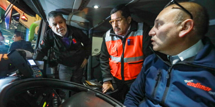 Dirección del Trabajo cursó 54 multas y suspendió a 16 choferes de buses interurbanos en el comienzo del fin de semana largo