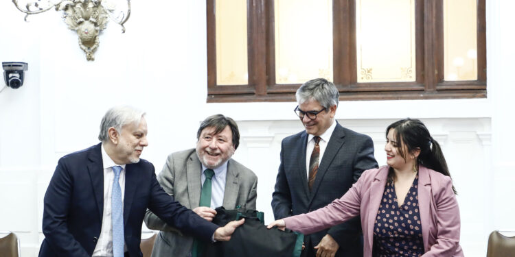 Ministro de Hacienda y directora de Presupuestos ingresan proyecto de Ley de Presupuestos 2024 a la Cámara de Diputados