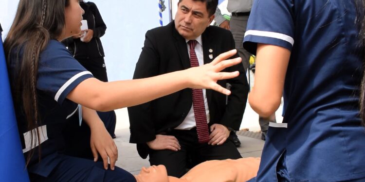 Estudiantes de Enfermería UNAP realizaron feria que promovió primeros auxilios y salud preventiva  