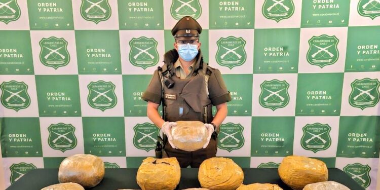 Tres detenidos con 10 paquetes contenedores de marihuana