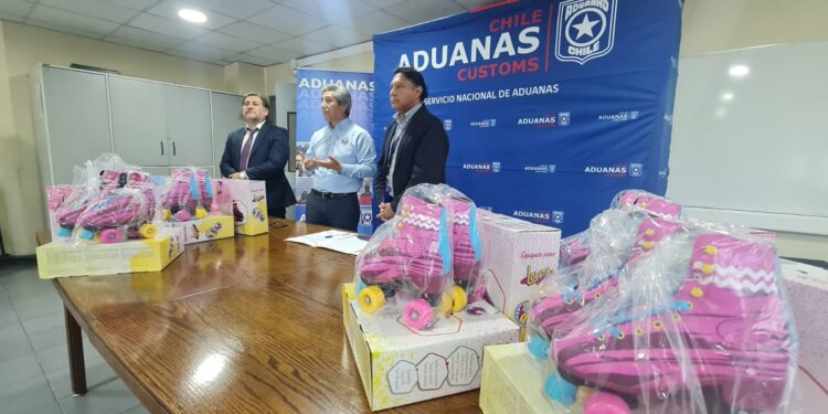 Dirección de Aduana de Iquique donó 200 patines a Liceo Bicentenario