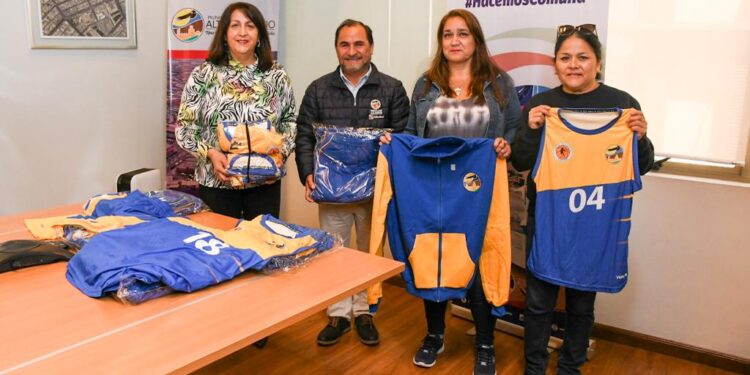 Municipio entrega indumentaria deportiva al Club de Básquetbol Senior Damas de la comuna