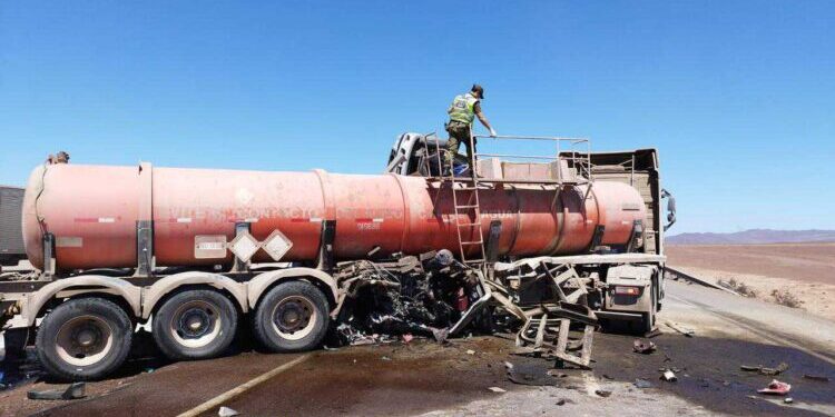 Colisión entre dos camiones deja un muerto en plena Ruta 5 Norte a la altura de Taltal