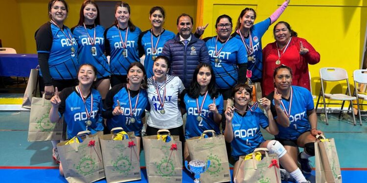 Club ADAT de Alto Hospicio se corona campeón de vóleibol en damas y varones