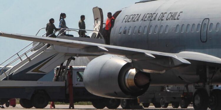 Despega avión para sacar de Israel a chilenos tras conflicto con Hamás: Hará cuatro escalas