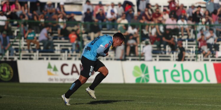 Iquique venció a Deportes Santa Cruz y sigue aspirando al título de Primera B