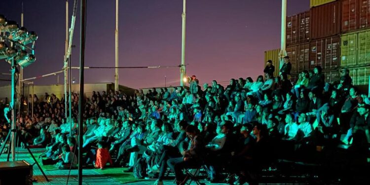 FINTDAZ 2023: Un lleno total en la función de estreno de “Fuego Rojo”