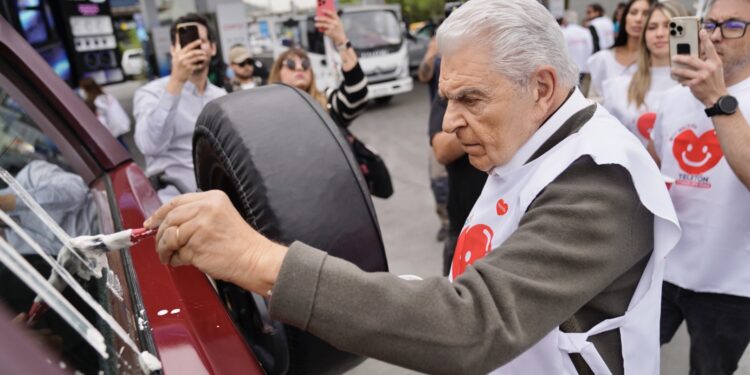 “Pintatón” 2023: Con brochas y tiza, Mario Kreutzberger, animadores de TV, artistas e influencers pintaron autos en apoyo a la Teletón