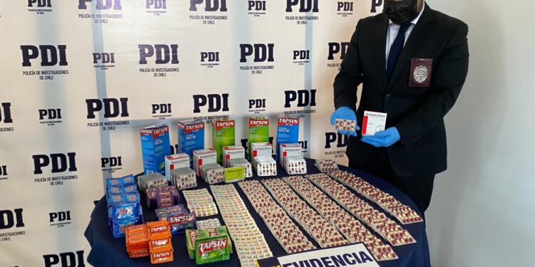 PDI detuvo a un sujeto por venta ilegal de medicamentos en la vía pública.