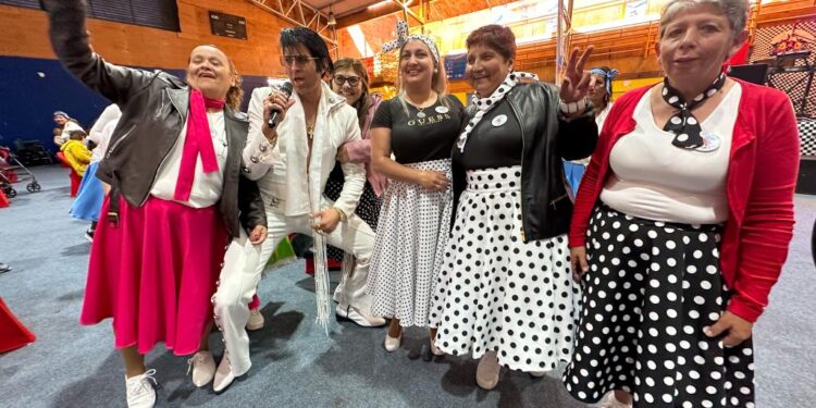 Cientos de adultos mayores disfrutan de Fiesta de Rock and Roll en el Techado Municipal
