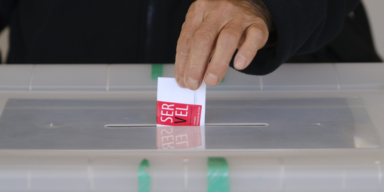 Encuesta Cadem: Sólo el 43% del votante de José Antonio Kast de segunda vuelta votaría a favor, en cambio el 72% del votante de Gabriel Boric vota en contra