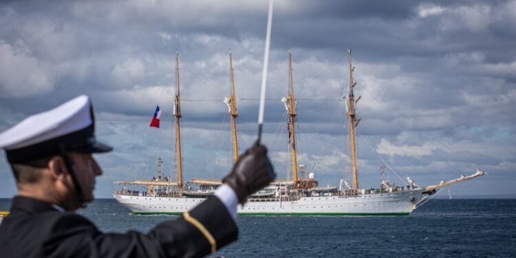 Buque Escuela “Esmeralda” zarpó desde Punta Arenas el sábado hacia la zona central del país