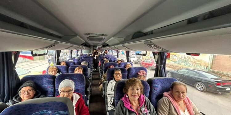 Usuarios del Programa Vínculos de Alto Hospicio disfrutan de encuentro regional con paseos a Humberstone y Pica