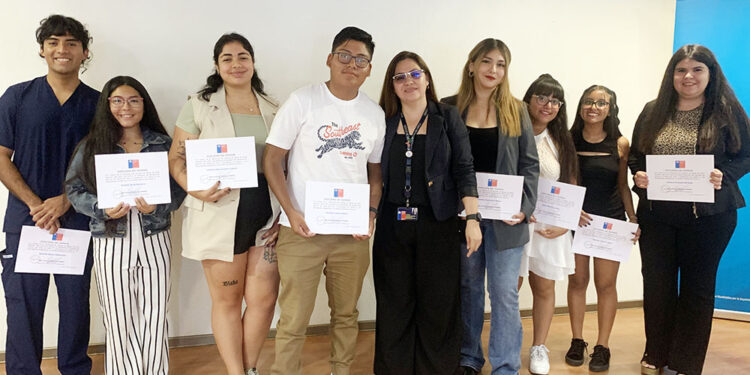 Servicio de Salud entregó becas de estudios superiores a hijos de funcionarios y a trabajadores