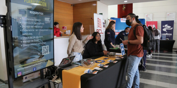 Empresas de Tarapacá ofrecieron vacantes de prácticas y empleo en la feria laboral de INACAP
