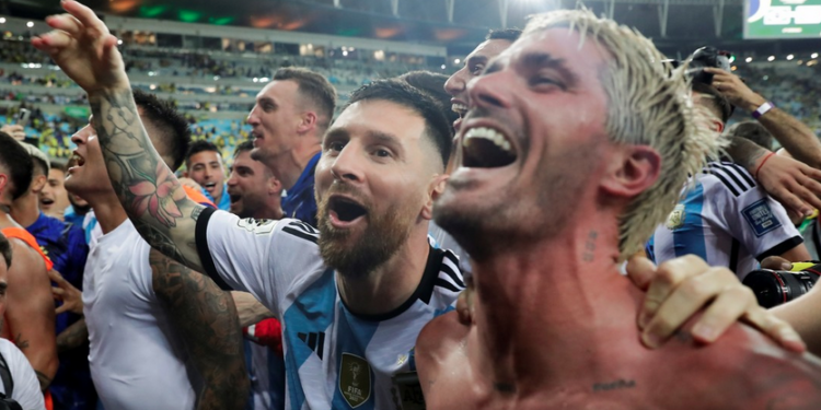 Argentina derrotó a Brasil 1-0 en el Maracaná y sigue primera rumbo al Mundial