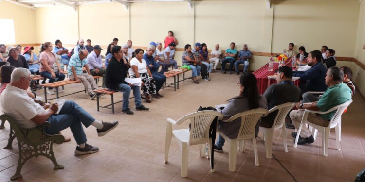Autoridades se reúnen con vecinos de Huarasiña para prevenir emergencias por lluvias estivales