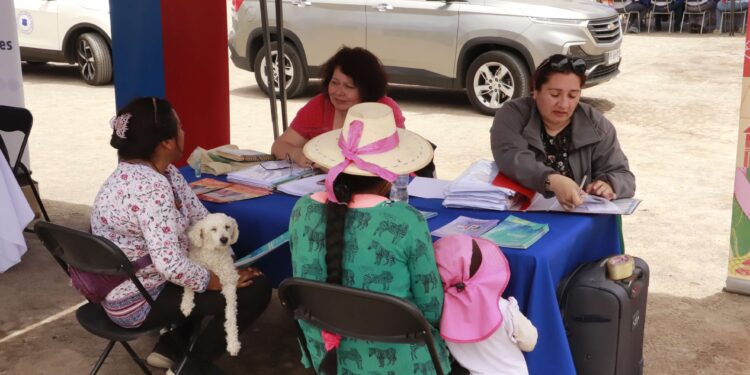 Vecinos del pueblo de Tarapacá reciben orientación en nueva Plaza Ciudadana