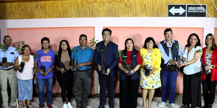 Gasco recupera espacios comunitarios en Iquique y Pica