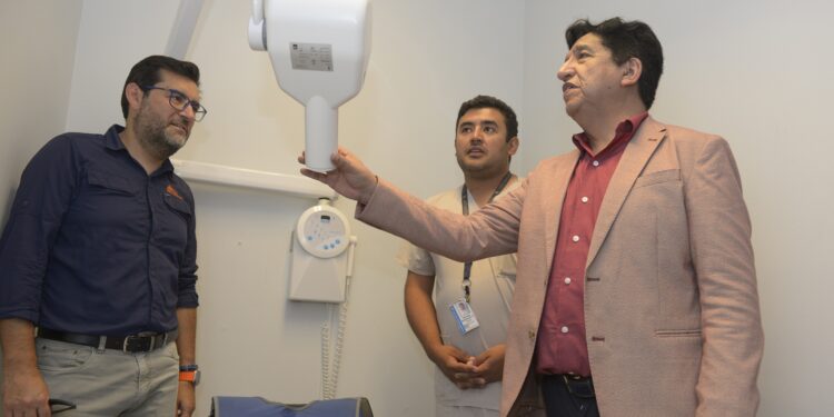 Fundación Collahuasi entrega equipo de rayos X para atención dental de vecinos en Pica