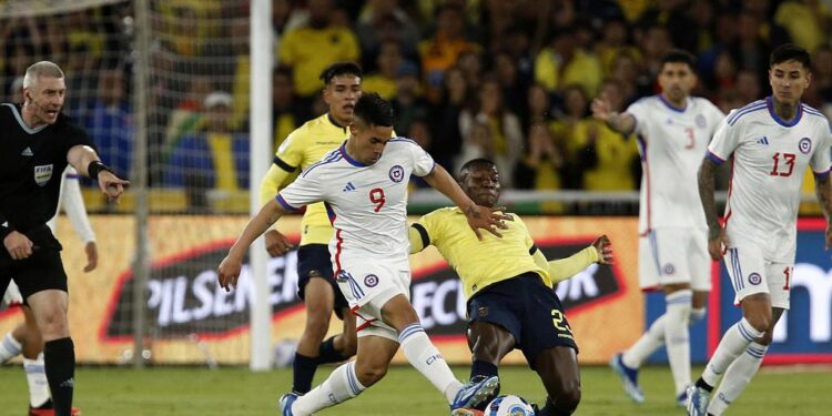 Chile cae por la cuenta mínima ante Ecuador en Quito