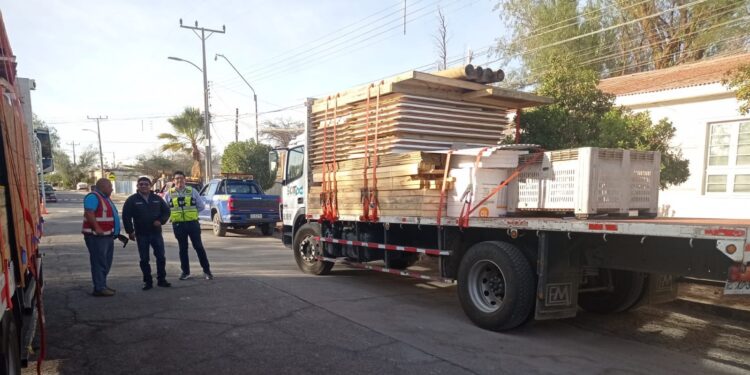 Vecinos de Mocha y Huarasiña afectados por incendios reciben casas de emergencia