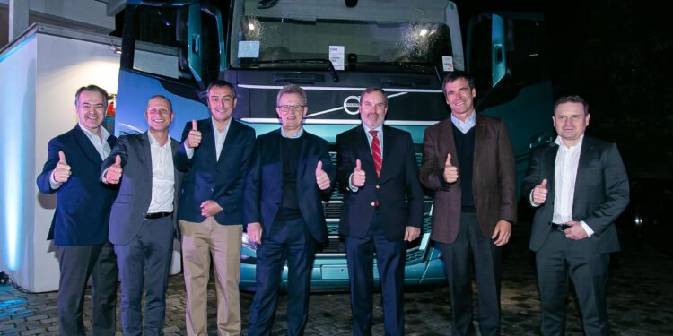 Volvo realiza sus primeras entregas de camiones eléctricos pesados en Chile