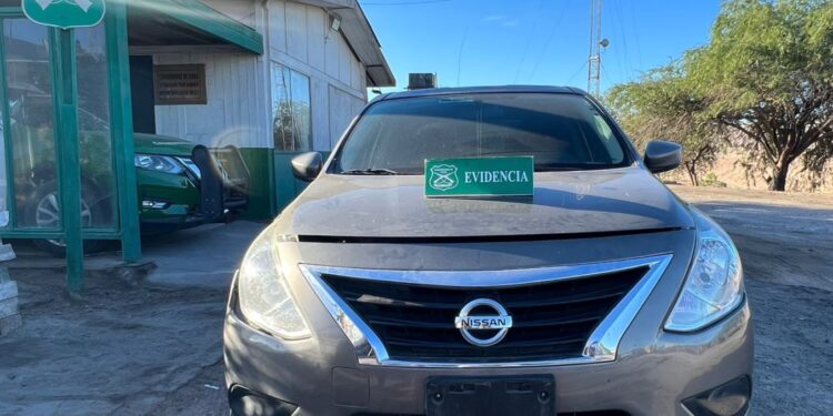 En fiscalización nocturna Carabineros recuperó vehículo robado en Santiago