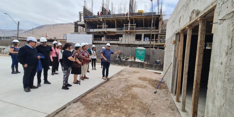 Visitan obras de avance en multicancha en junta vecinal Plan Costero