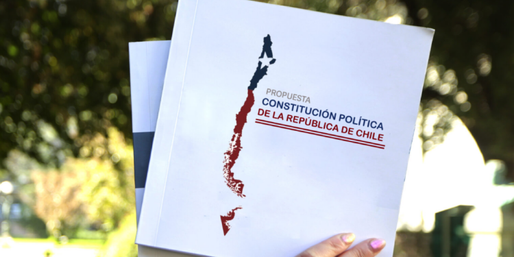 Encuesta Cadem: Opción “a favor” retrocede luego de 6 semanas al alza y llega a 32% (-3pts), mientras el “en contra” se mantiene en 50%