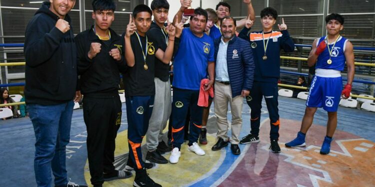 Boxeadores de Alto Hospicio triunfan ante rivales de Antofagasta