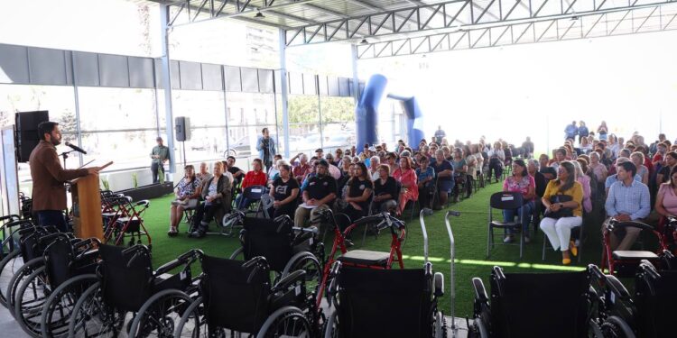 Gobierno de Tarapacá entrega kits de ayudas técnicas a las personas mayores de la región