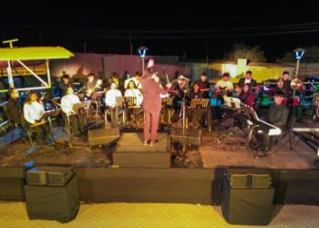 Estudiantes de Alto Hospicio brillan en emotiva presentación artística en la Plaza “Valle de Quisma” de Pica
