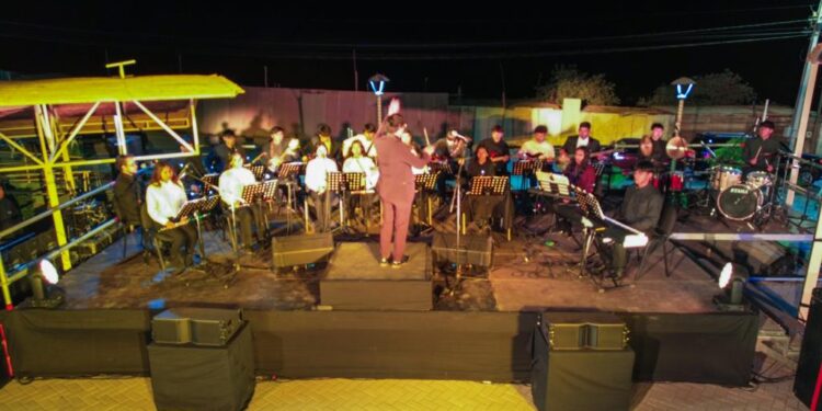 Estudiantes de Alto Hospicio brillan en emotiva presentación artística en la Plaza “Valle de Quisma” de Pica