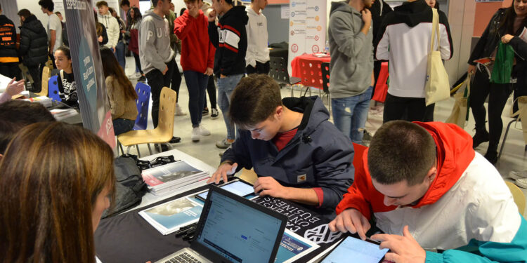 Orientación vocacional: estudiantes no titulados llega al 40% al octavo año y crece la deserción