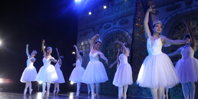 Familias repletaron funciones gratuitas de “Cascanueces” en Plaza Prat