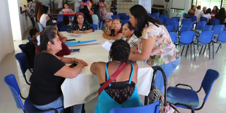 Realizan taller de prevención contra la violencia de género para mujeres del Tamarugal