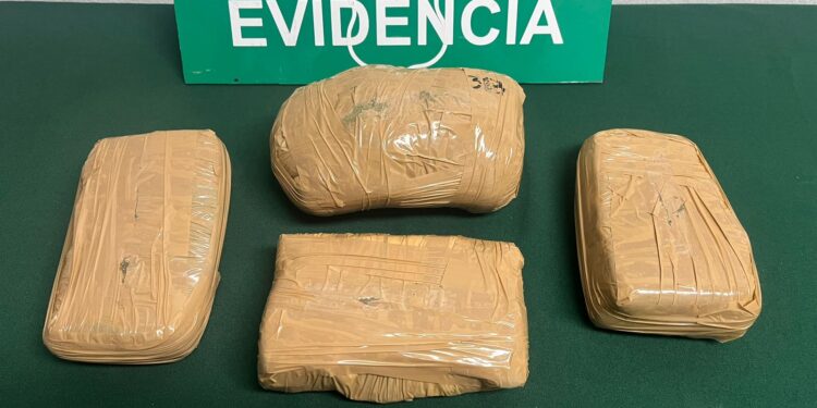 Pasajero de taxi transportaba droga en su equipaje