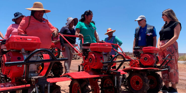 Participantes del Programa Mujeres Rurales reciben motocultores para sus labores agrícolas