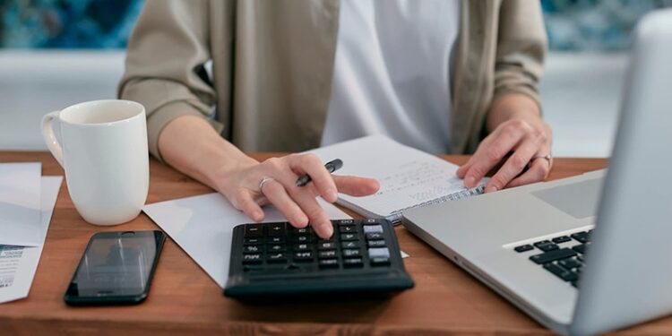 Análisis financiero y tributario / Evita problemas para tu pyme: ¿Cómo cerrar bien el año y comenzar un 2024 más organizado?