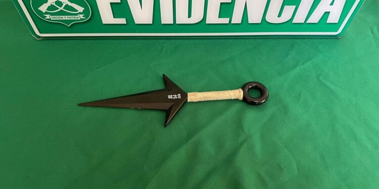 Carabineros detiene a sujeto que manipulaba daga y arma en la vía pública