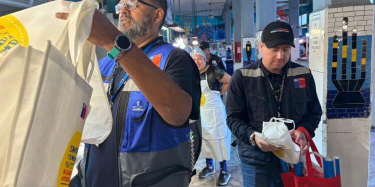 SEREMI de Salud de Tarapacá realiza difusión sobre consumo seguro de Pescados y Mariscos en el Mercado Centenario