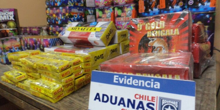 Aduana de Iquique incauta más de 150 cajas de fuegos artificiales
