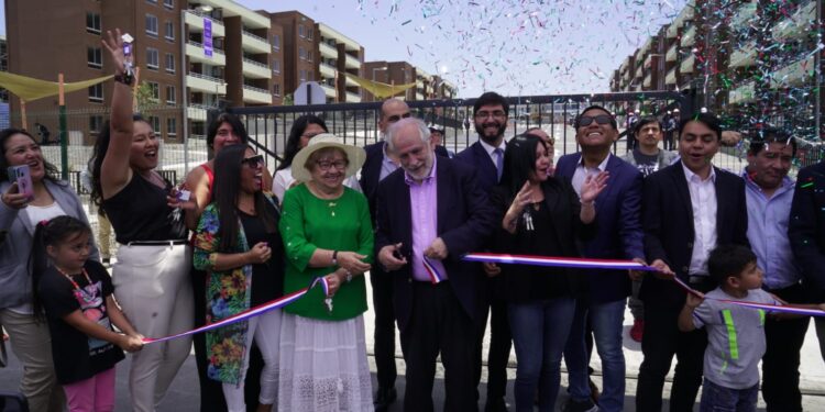 Ministro Montes releva avance del Plan de Emergencia Habitacional tras entrega de 450 viviendas a familias de Arica