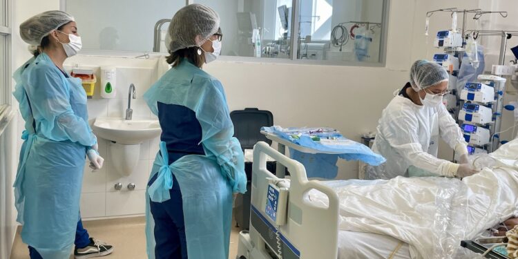 Enfermeros del hospital de Iquique aprenden nueva técnica para instalación de catéter