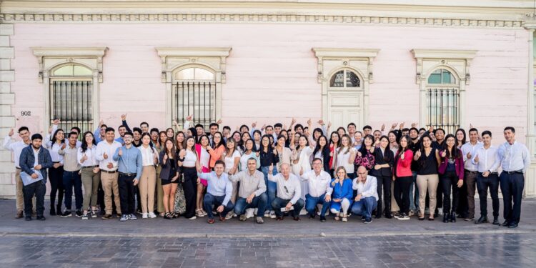 59 universitarios se integran a Programa de Prácticas y Memorias 2024 de Collahuasi