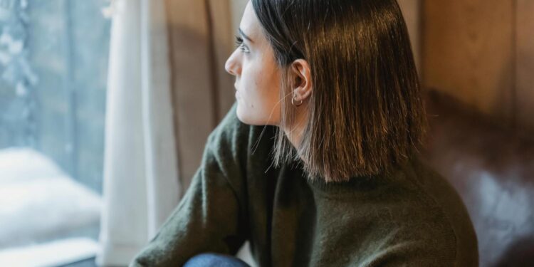 Estudio sobre bienestar emocional: Cuatro de cada 10 chilenos dicen sentirse tristes la mayor parte del tiempo