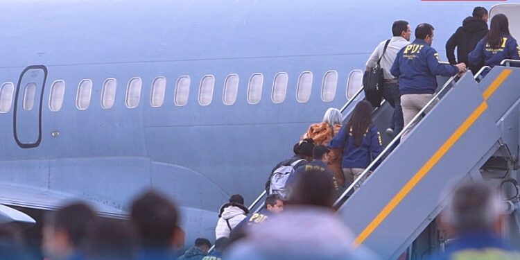 Gobierno concreta primer vuelo de expulsiones del año: 36 extranjeros deportados a Ecuador y Colombia; avión realizó escala en Iquique, donde abordaron 15 expulsados